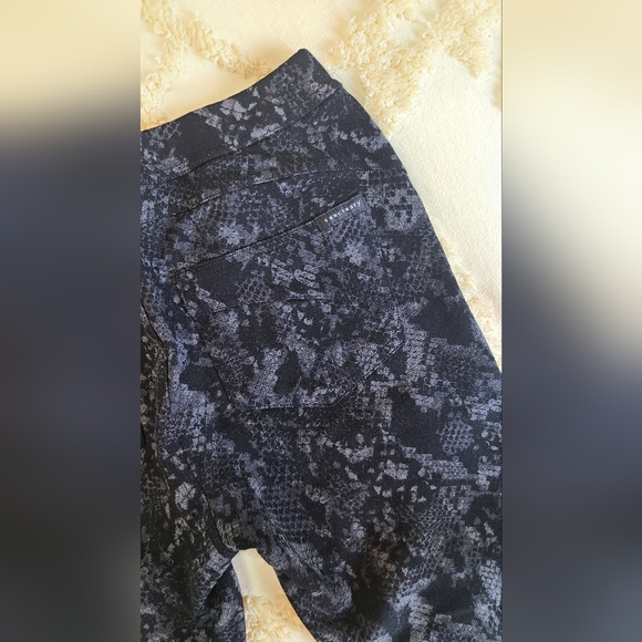 Sanctuary Black and Gray Snake Patterned Leggings - Picture 5 of 11